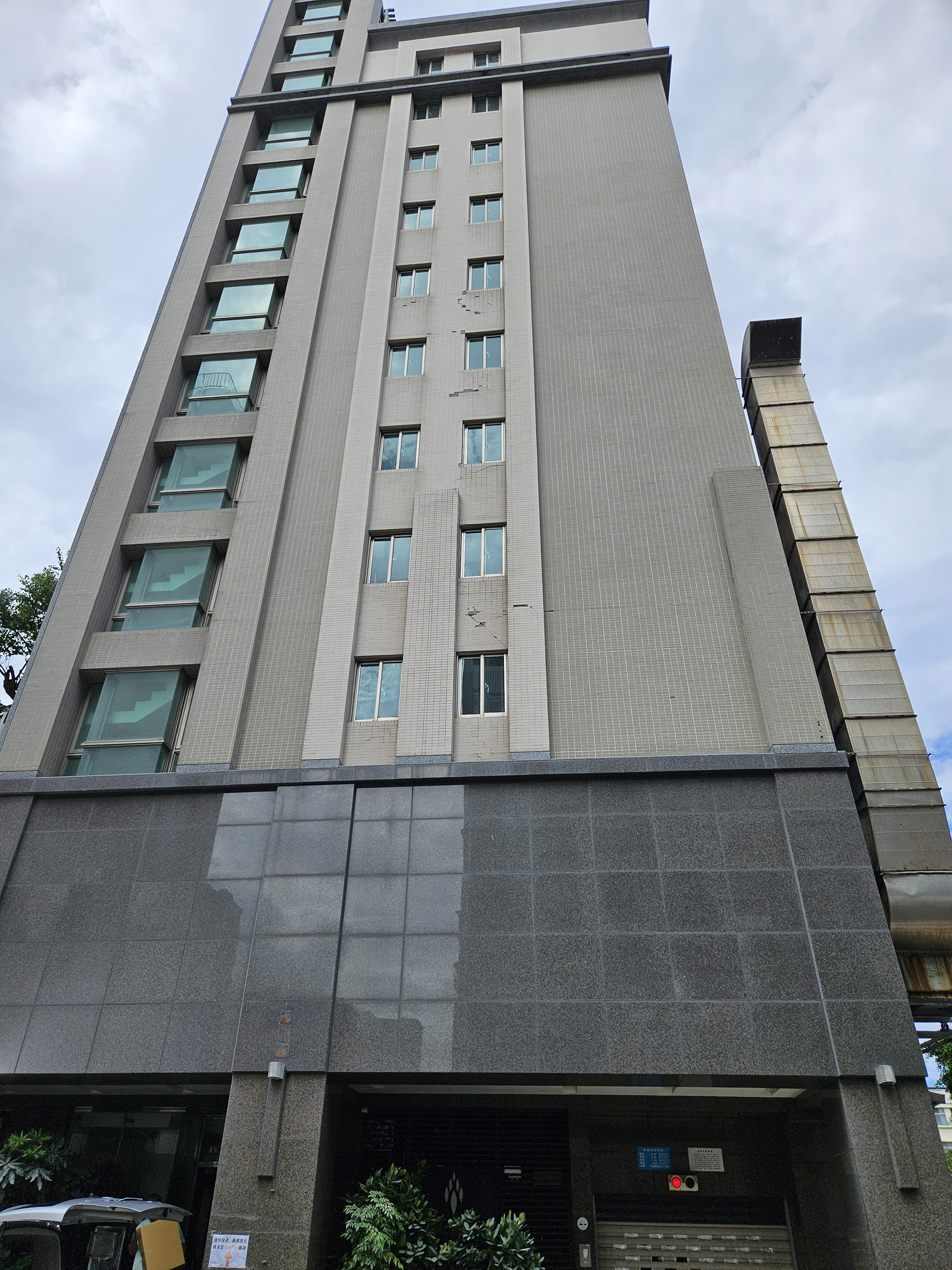 hotel avec des mur couplé par les allèges. Les allèges sont fissurées sur une bonne partie de la hauteur ce qui confirme le mode de fonctionnement mur couplé. La partie avant de l'hotel avait été retirée lors de notre passage. 